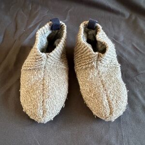 Bombas Tan & Blue Kids Slippers w/Grippie Bottom Sz T8-10